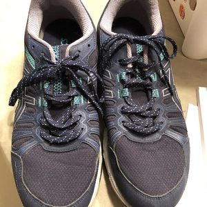 Mens size 11 asics gel-venture 7